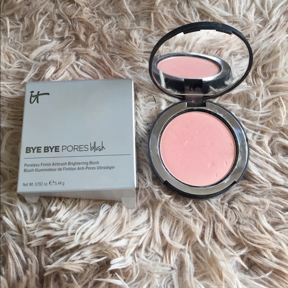 IT BYE BYE PORES blush - Color: Warm Peach.